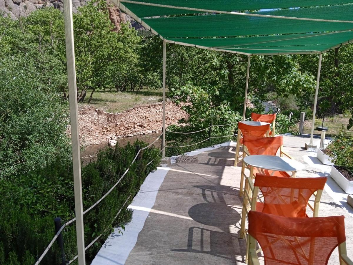 Guesthouse Eleftherios Калаврита Екстериор снимка