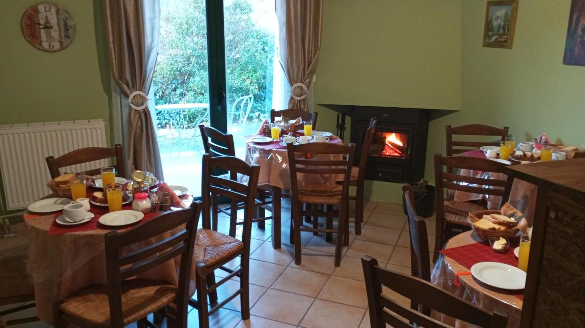 Guesthouse Eleftherios Калаврита Екстериор снимка