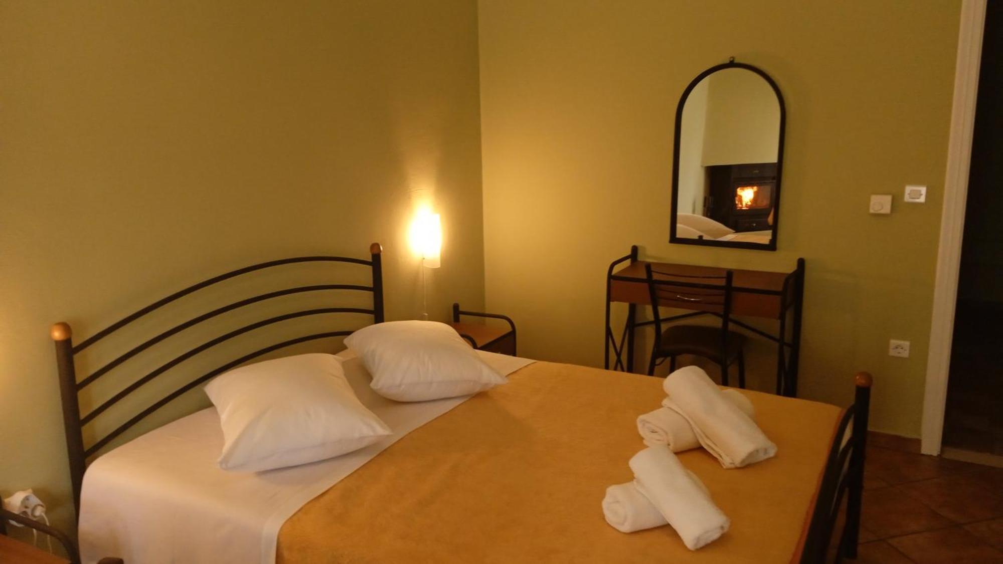 Guesthouse Eleftherios Калаврита Екстериор снимка