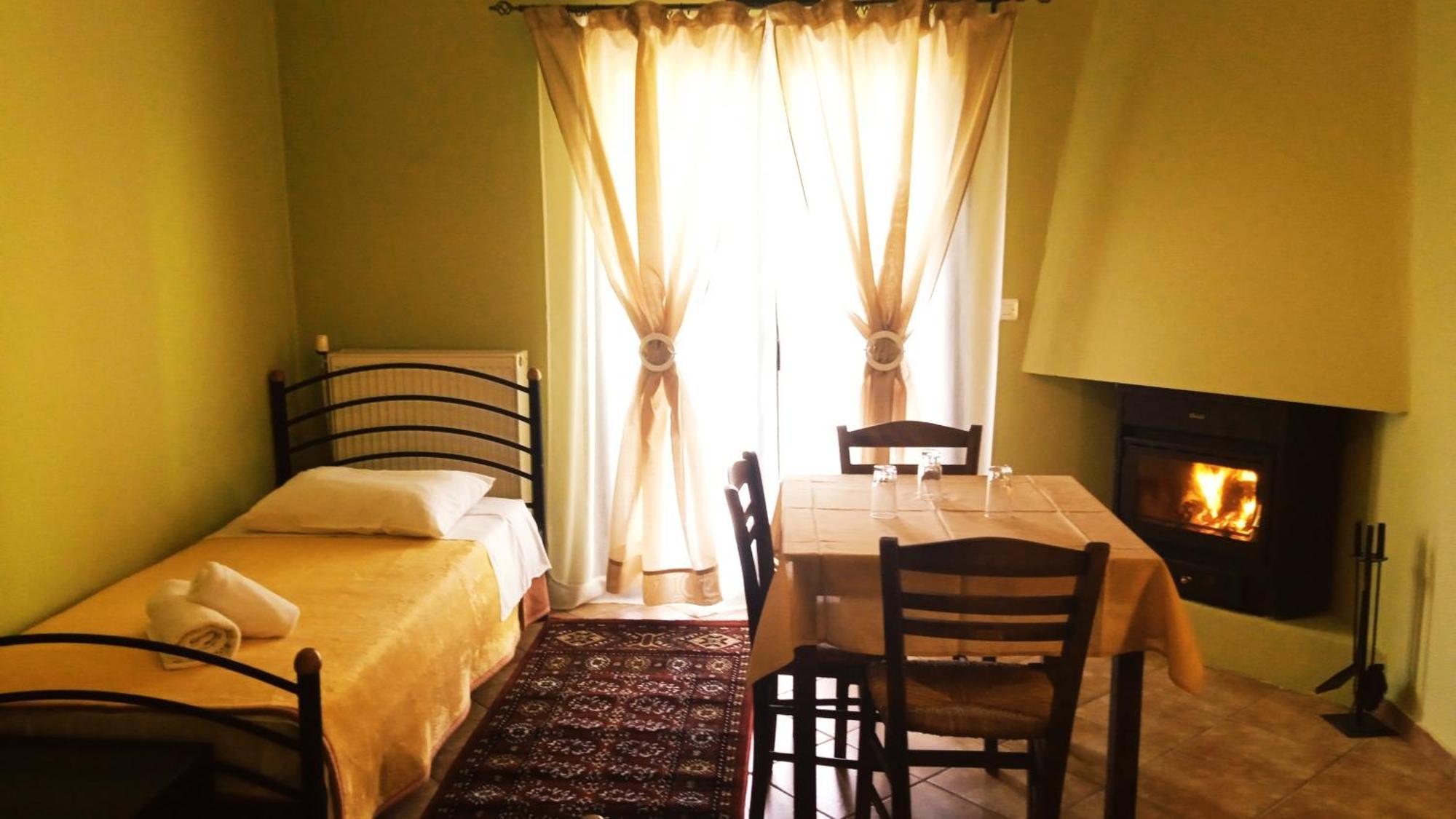Guesthouse Eleftherios Калаврита Екстериор снимка