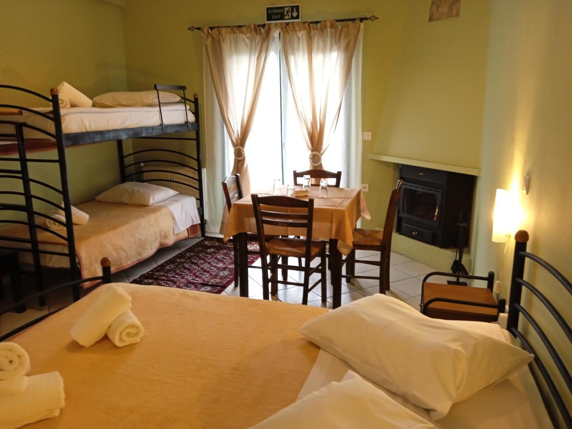 Guesthouse Eleftherios Калаврита Екстериор снимка