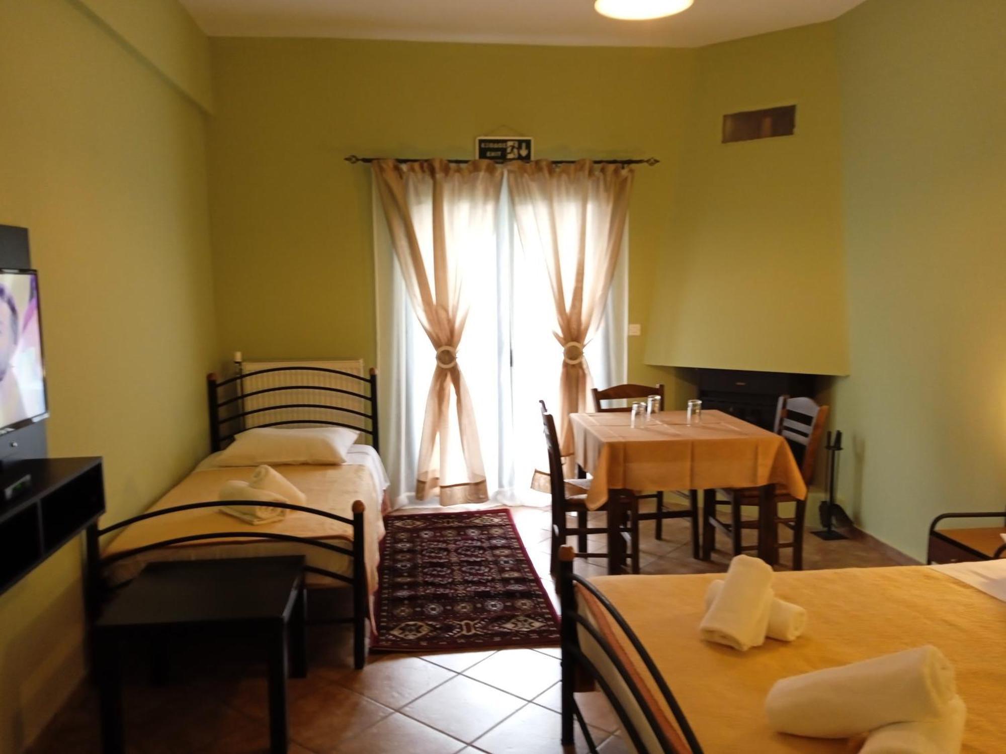 Guesthouse Eleftherios Калаврита Екстериор снимка